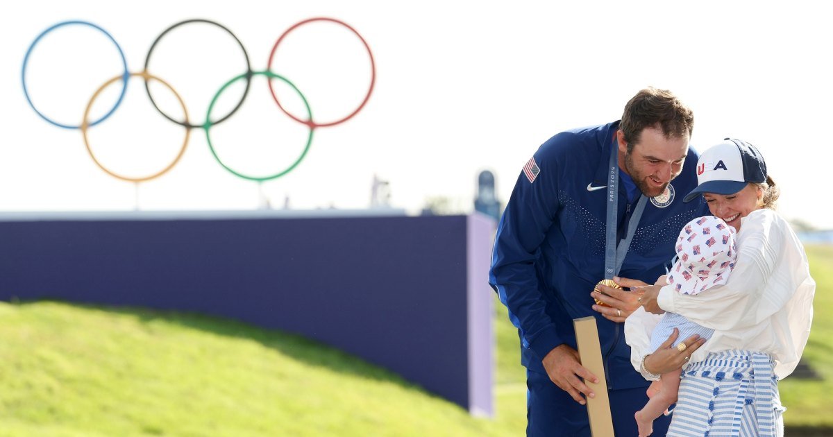 Scottie Scheffler celebra la medalla de oro olímpica con su esposa Meredith