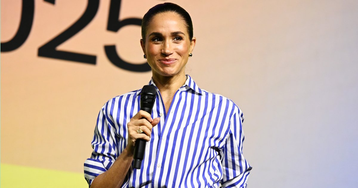 Meghan Markle lleva un top color crema