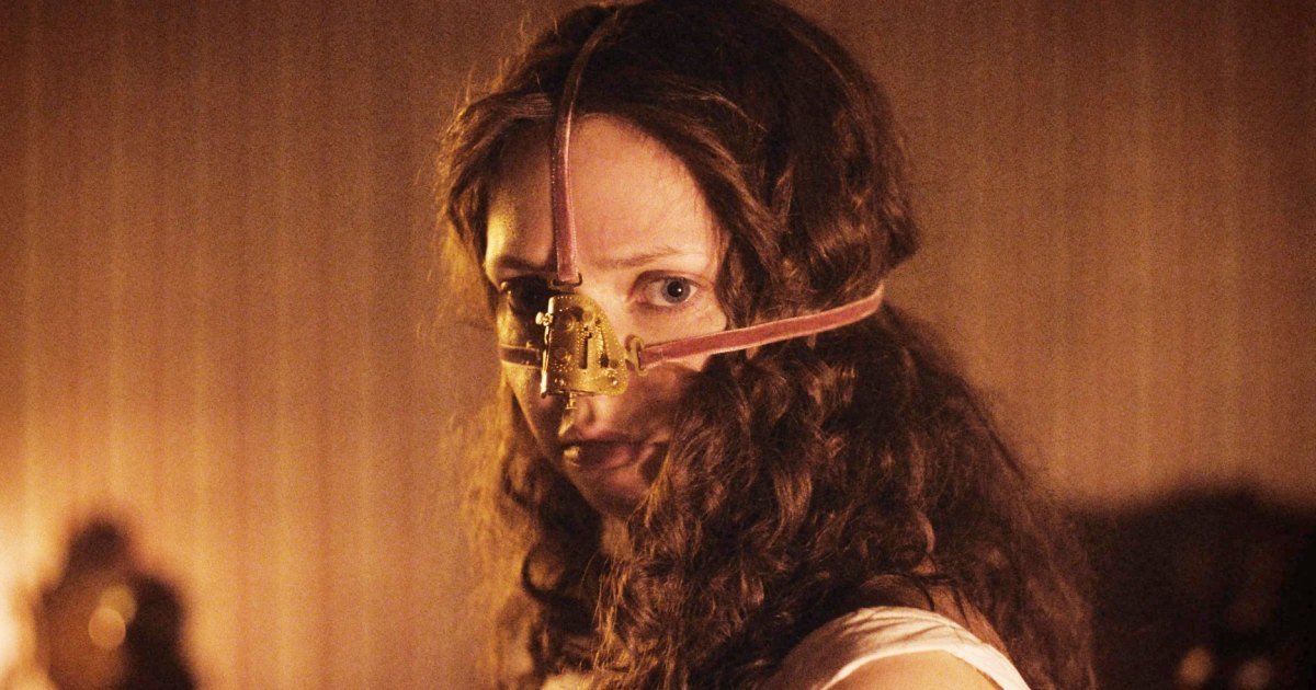 Una niña usa una máscara nasal en 