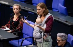 El diputado alemán hace que la historia de la casa sea más baja mientras sostiene al bebé