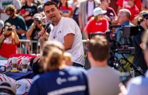 El FBI dice que tres “teorías de conspiración” de Charlie Kirk que involucran mensajes de texto, señales manuales y un segundo tirador podrían ser ciertas