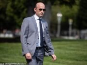 El personal de Trump susurró que Stephen Miller controla a Pete Hegseth como historias de bares ‘extraños’ de superficie