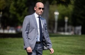 El personal de Trump susurró que Stephen Miller controla a Pete Hegseth como historias de bares ‘extraños’ de superficie
