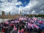 Ocho personas son acusadas después de la manifestación de Tommy Robinson ‘Une the Kingdom’, que dejó a 26 policías heridos