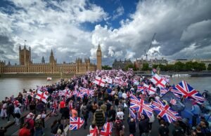 Ocho personas son acusadas después de la manifestación de Tommy Robinson ‘Une the Kingdom’, que dejó a 26 policías heridos