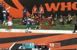 CBS Sex Toys Trucos con un error vergonzoso en el aire durante el juego de la NFL