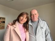 Abuelo que fue arrancado de un tren en movimiento mientras un bebé habla sobre cómo nunca vio a su madre, mientras se reunía con su hermano décadas en