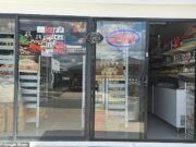 Propietario del supermercado indio que se abrió en unas pestañas de garaje suburbanas en vecinos quejándose