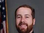 El oficial de policía de Oregon borra su carrera después de tener relaciones sexuales con una mujer borracha que acaba de estrellarse por su auto