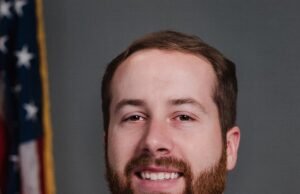 El oficial de policía de Oregon borra su carrera después de tener relaciones sexuales con una mujer borracha que acaba de estrellarse por su auto