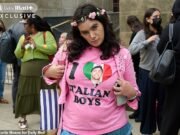 Puse a mi novio para el “gemelo” de Luigi Mangione. Cada vez que se vuelve demasiado abrasador, somos interrumpidos, pero finalmente tendremos hijos