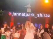 Irán reprime a los niños divirtiéndose: video de niños y niñas bailando en el parque de atracciones al lado de la mujer sin una respuesta de hijab chispas