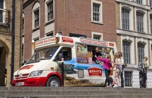 Plan del Consejo de Scrooges La prohibición de furgonetas de helados jugando Jingles durante más de 12 segundos y bloquea la venta de escuelas y hospitales externos en la represión de la confitería