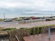 La madre podría tener £ 50k derrocar el valor de su apartamento después de que los desarrolladores arruinaron la vista del mar, construyendo una pared de concreto “ilegal” de 8 pies en apartamentos de lujo.