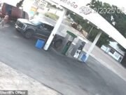El video final en el estilo de destino muestra al hombre limpiando su camioneta en la estación de servicio cuando Nissan Altima, fuera de control, de repente choca a la vista