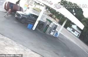 El video final en el estilo de destino muestra al hombre limpiando su camioneta en la estación de servicio cuando Nissan Altima, fuera de control, de repente choca a la vista