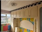 Una propiedad de tres dormitorios en el Derbyshire a la venta por £ 150,000 tiene el diseño “ bonkers ”, porque la gente dice que “tendrían dolor de cabeza después de 30 segundos allí”