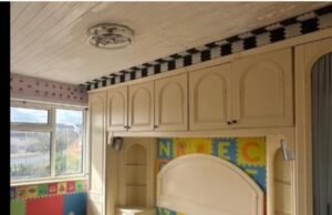 Una propiedad de tres dormitorios en el Derbyshire a la venta por £ 150,000 tiene el diseño “ bonkers ”, porque la gente dice que “tendrían dolor de cabeza después de 30 segundos allí”