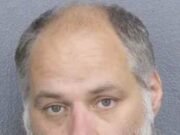 La mujer embarazada y los 8 niños que regresan de crucero se sorprenden cuando la búsqueda de fronteras revela lo que está en el teléfono de papá