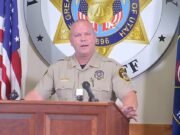 Los detalles del policía asustando una llamada telefónica que lo llevó al asesino acusado de Charlie Kirk mientras se revelan los términos de su rendición.