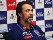 El entrenador de Bailey Smith le da un aerosol en la impactante periódica del póster de fútbol dirigido a un fotógrafo