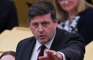 El ministro de SNP, Jamie Hepburn, acusado de asalto físico contra el ex jefe de corazón en fila sobre la cumbre de la gaviota