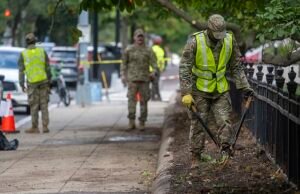 La Guardia Nacional se convierte en jardineros nacionales, mientras que las tropas son vistos por parques de desmalezo después de eliminar el crimen