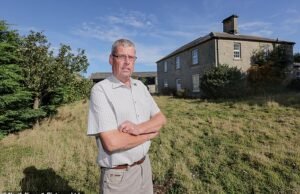 El pensionista angustiado que se vio obligado a dejar su casa familiar de 118 años para dar paso a un camino que nunca se ha construido “apenas puede mirarlo ahora”