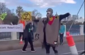 Los manifestantes del cambio climático bloquean al mayor puente de Melbourne: causando demoras en el tráfico en toda la ciudad