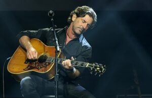 El cantante y compositor de Nashville, Brett James, mató a un pequeño accidente aéreo con otros dos