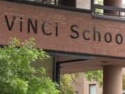 El profesor de preescolar filmado después de ser filmado en el proceso de almacenar a un niño en clase