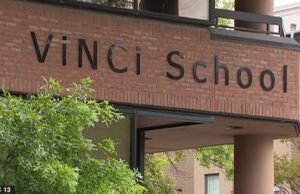 El profesor de preescolar filmado después de ser filmado en el proceso de almacenar a un niño en clase