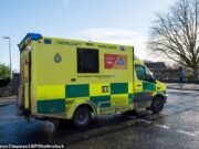 La policía arresta a un empleado del servicio de ambulancia, de 59 años, y un colega masculino de unos treinta años por homicidio involuntario por seis muertes de adultos después de una investigación de dos años