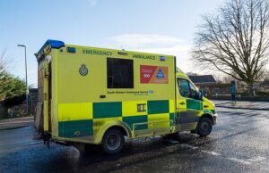 La policía arresta a un empleado del servicio de ambulancia, de 59 años, y un colega masculino de unos treinta años por homicidio involuntario por seis muertes de adultos después de una investigación de dos años