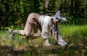 Extraña una nueva tendencia de fitness que ve a las personas caminando a cuatro patas como los animales, pero los fanáticos insisten en que no son pieles