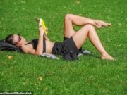 Los Lugs británicos en el calor del Mediterráneo, pero disfrutan de la última explosión del verano mientras puedes llover e incluso heladas en el camino