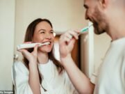 La gente simplemente se da cuenta de que tienen dientes sin dolor