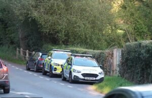 El hombre cae cuando murió de un globo de aire caliente con su tierra aterrizando en un pueblo dormido
