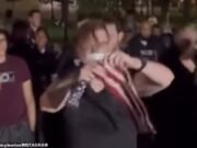 Las toallitas de protección repugnantes en la parte posterior con la bandera estadounidense lo lanza a Charlie Kirk Vigil