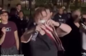 Las toallitas de protección repugnantes en la parte posterior con la bandera estadounidense lo lanza a Charlie Kirk Vigil