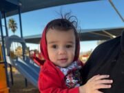 La búsqueda desesperada de un niño adorable, de 2 años, desapareció después de que el auto de papá fue barrido por las aguas de la inundación