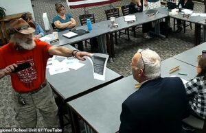 La reunión de la junta escolar desciende en el caos sobre los comentarios de los maestros sobre el asesinato de Charlie Kirk