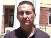 El hombre es arrestado después de que la casa de Myrtleford es invadida por policías fuertemente armados que buscan al presunto asesino Dezi Freeman