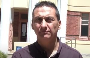 El hombre es arrestado después de que la casa de Myrtleford es invadida por policías fuertemente armados que buscan al presunto asesino Dezi Freeman