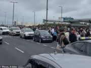 El aeropuerto de Dublín es evacuado después de una alerta de seguridad porque se envían cientos de pasajeros fuera de la terminal