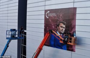 Hombre armado celebrado en el sitio de servicio conmemorativo Charlie Kirk