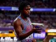 El velocista británico Jeremiah Azu toma una decisión de la banda después de haber provocado una fila religiosa en el Campeonato Mundial en Tokio