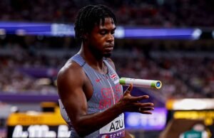 El velocista británico Jeremiah Azu toma una decisión de la banda después de haber provocado una fila religiosa en el Campeonato Mundial en Tokio