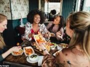 Las mujeres conocen al mejor amigo a los 18 años y siguen siendo amigas hasta que llegan los nietos … mientras los hombres comienzan a perder los suyos en sus veintes