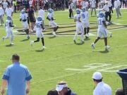 Jordon Hudson criticó su acto “ vergonzoso ” cuando regresa a UNC al margen con un atuendo muy arriesgado